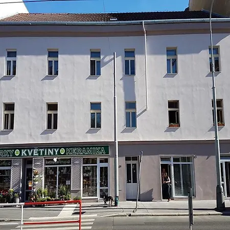 2 Bedroom Close To Castle Apartment *