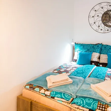 2 Bedroom Close To Castle Apartment *