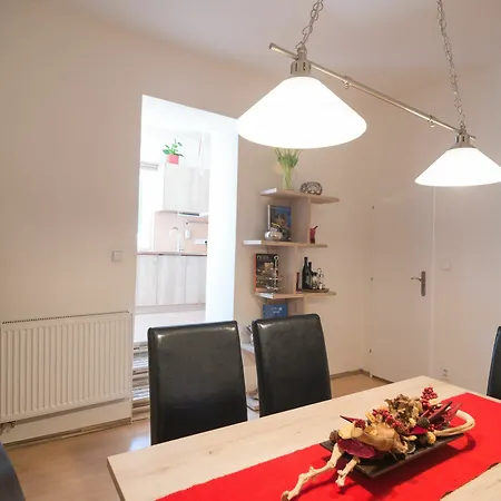 Apartment 2 Bedroom Close To Castle Prague