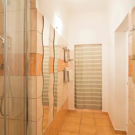 2 Bedroom Close To Castle Praha