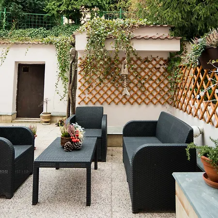 2 Bedroom Close To Castle * Praha
