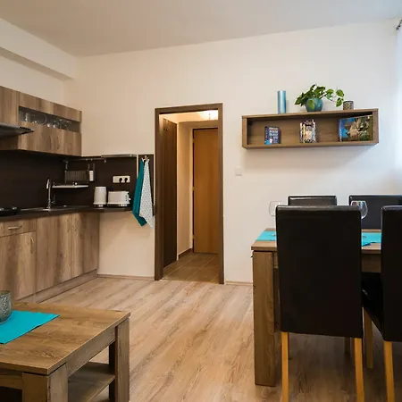 2 Bedroom Close To Castle * Praha