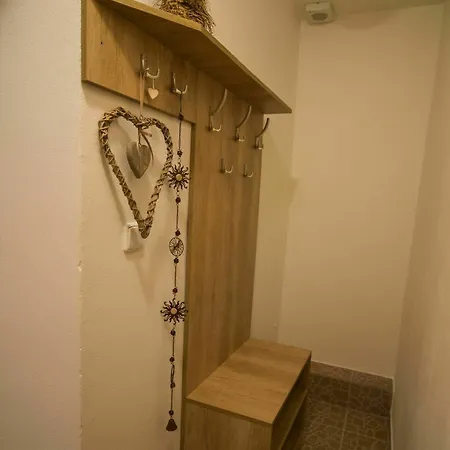 Apartment 2 Bedroom Close To Castle Prague