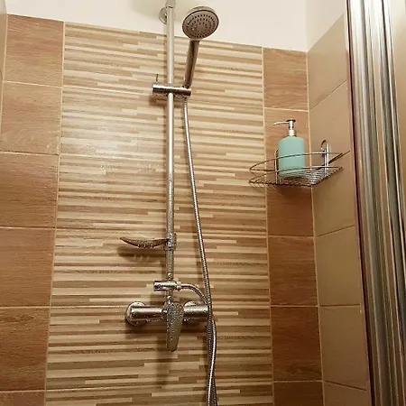 2 Bedroom Close To Castle Apartment *